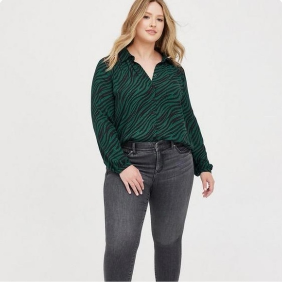 Torrid Georgette Lace Trim Drop Shoulder Button-Up Shirt Size 2 - Picture 3 of 4